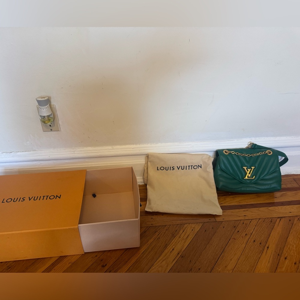 Authentic Louis Vuitton New Wave
Chain Bag